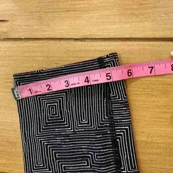 Lululemon Womens Thicker Crop leggings abstract maze print black white 6 - Picture 8 of 11